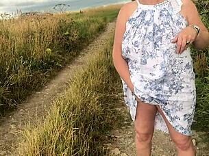 A naked wife enjoys outdoor sex and pleasure