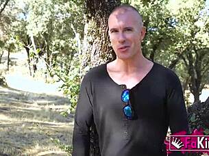 Beautiful woman Lara Cruz seeks love and great sex in a naked date outdoors.