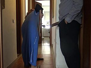 Maid's surprise encounter with a well-endowed Arab master