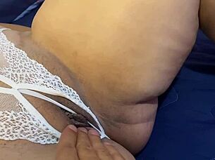 Mother-in-law Soraya's big ass on my bed, pure desire
