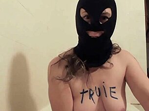 A BDSM slave who enjoys humiliation and degradation in French