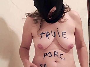 A BDSM slave who enjoys humiliation and degradation in French