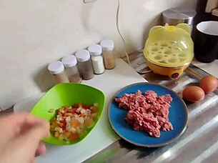 Mi hot stepmom teaches me cooking and how to fuck