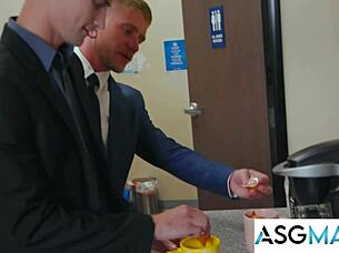 Muscular bodybuilder twink gets naughty at the office