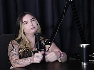 Brazilian beauty becomes stripper after talking about live streams