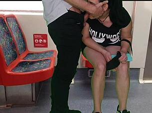 A garota de vestido sem calcinha excita estranhos
