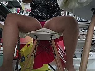 Me la saco a mi cuñada mientras hacía su tarea