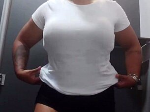 Girl worked out without panties, attracting male attention