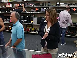 A beautiful girl is fucking in the shop, no one stopped her