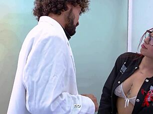 The peliroja is fucked by a surgeon with an enormous cock