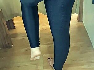 Curvy women trying leggings in-store shower, real reviews