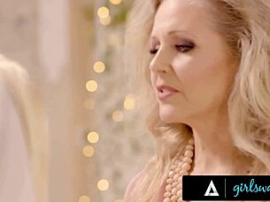 Bride Carolina Sweets scissors-strokes with milf Julia Ann