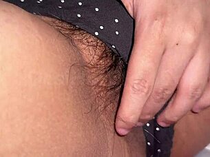 嘿，想看我紧致毛茸茸小穴吗？印度女孩独自为你挑逗！