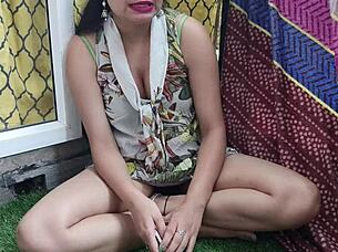 Desi hot saraa gets naughty with hindi audio
