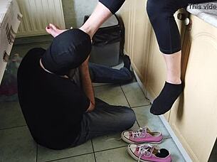 Fetching blonde mature mom porn movie: Cleaning the house and getting her feet suck and licked