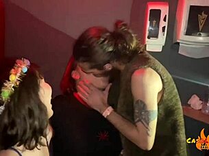 The wank of a wild threesome with two girls and a crossdressing guy, on video