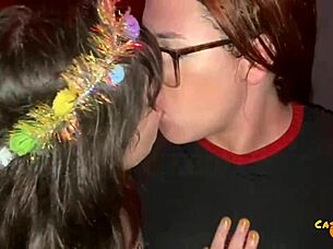 The wank of a wild threesome with two girls and a crossdressing guy, on video