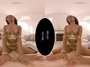 Colombian b*tt breasted Vrallure gets off in VR solo