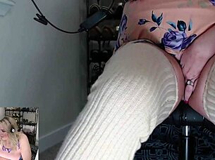 Fat ass blonde camgirl squirting on the job