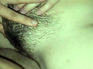 继兄趁家人外出偷偷操继妹。他们的毛18+穴准备好特写动作了吗？