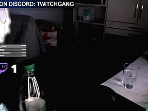 Twitch girl accidentally flashes boobs on Live stream