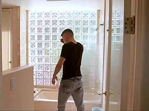 Siblings make love in the bathroom forbidden on Hott9