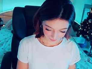 New teen Amateur asks to play with you