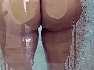 Caught a mature woman with a big ass in the bathroom