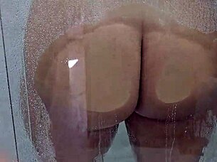 Caught a mature woman with a big ass in the bathroom