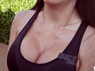 A black cock pelas a mature pussy of Linda’s