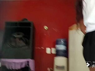 Debajo de la falda de mi sobrinastra colegiala desarollada le gusta el anal por primera vez