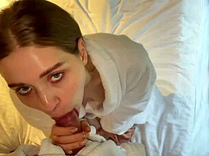 Early morning, California babe in a steamy hotel room handjob and pussyfuck