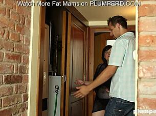 Mature voluptuous seduces plumber with ass and ass licking, but facesitting is not easy
