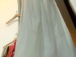 Video of my girlfriend changing clothes secretly recorded