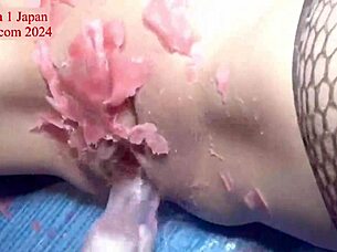 Hot video of Japanese MILF giving quick blow job and fucking