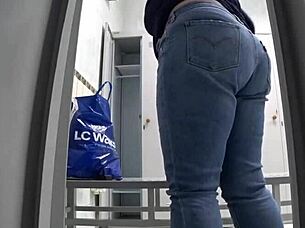 OMG, spying on a mature milf’s juicy ass at the pool locker room! 😍
